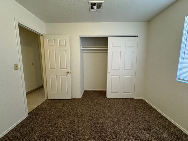 Building Photo - 3BR Duplex with gated yard and Garage