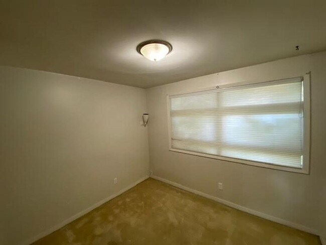 Building Photo - Move in Discount! Charming Ranch Style Sin...