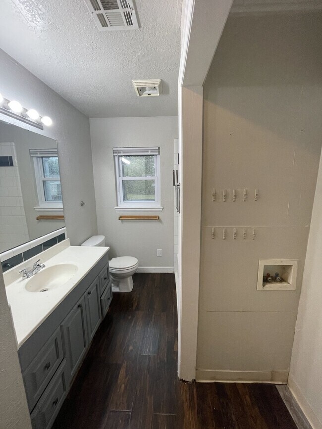 Building Photo - 2 Bed, 1 Bath Home