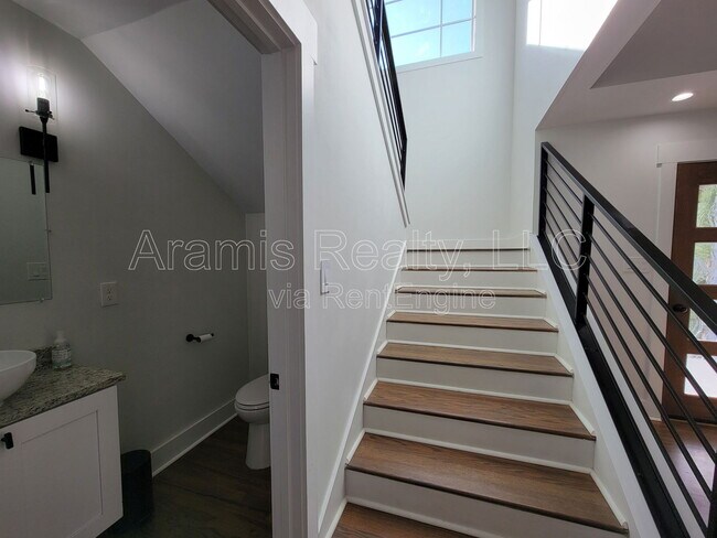 Building Photo - 344 W Wieuca Rd NE