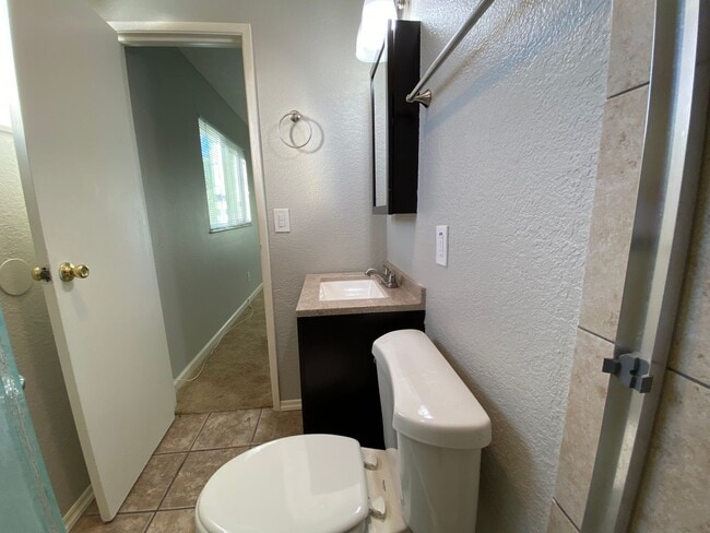 Building Photo - 3 BEDROOM 2 BATH HOUSE LOCATED CLOSE TO SC...