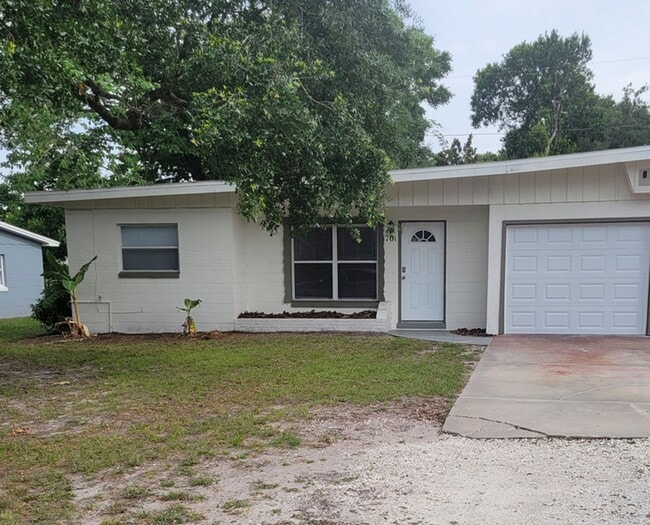 Building Photo - 3 Bedroom 2 Bath with Fenced in Yard