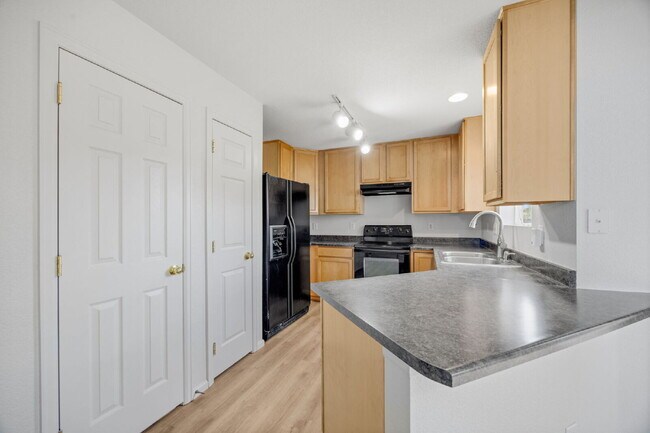 Building Photo - 2 bed/ 2.5 bath duplex in established neighborhood with corner lot