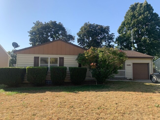 Primary Photo - 3 bedroom, 1.5 Bath Home located near Skyv...