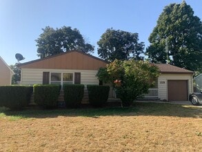 Building Photo - 3 bedroom, 1.5 Bath Home located near Skyv...
