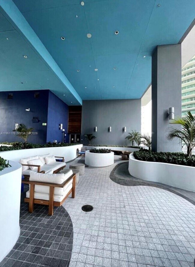 Building Photo - 1300 Brickell Bay Dr