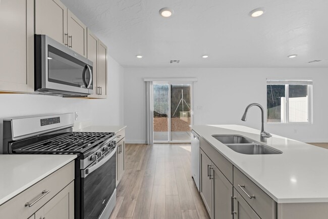 Primary Photo - Comfortable and Spacious 4-Bedroom Townhom...