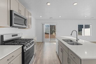 Building Photo - Comfortable and Spacious 4-Bedroom Townhom...