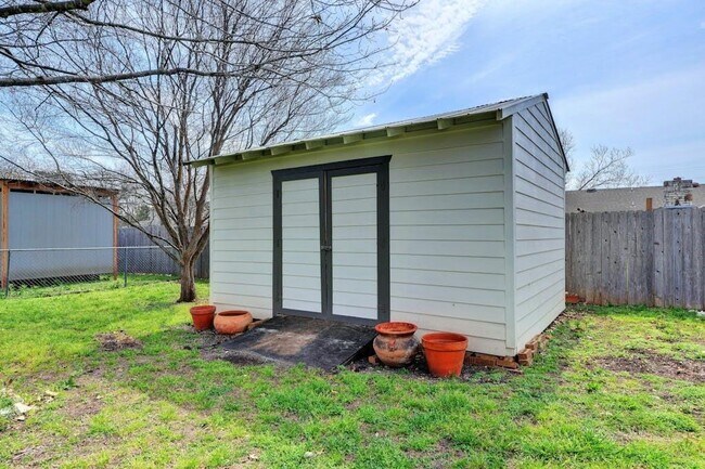 Building Photo - 602 Apache Trail