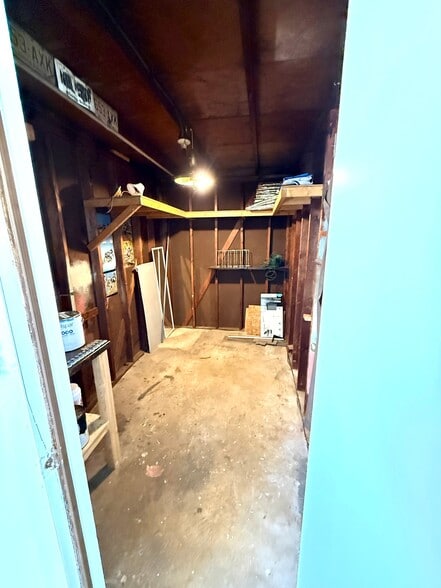 Building Photo - 633 Windsor Ave