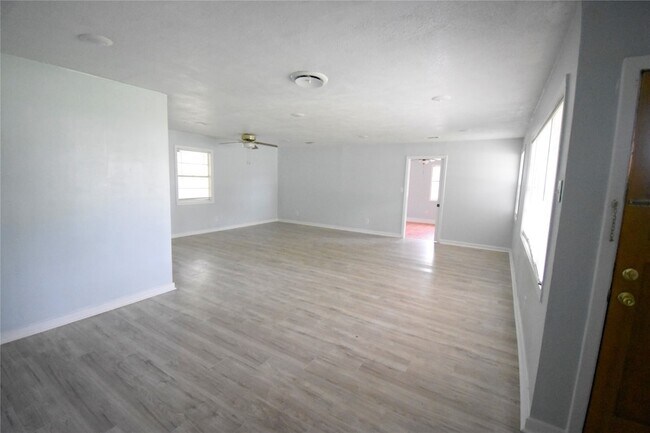 Building Photo - 1706 Oaks Dr