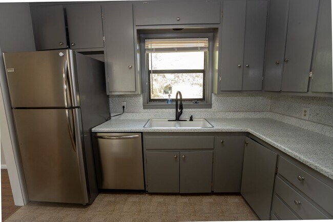 Building Photo - 3 Bed 1 Bath MIDTOWN home!!
