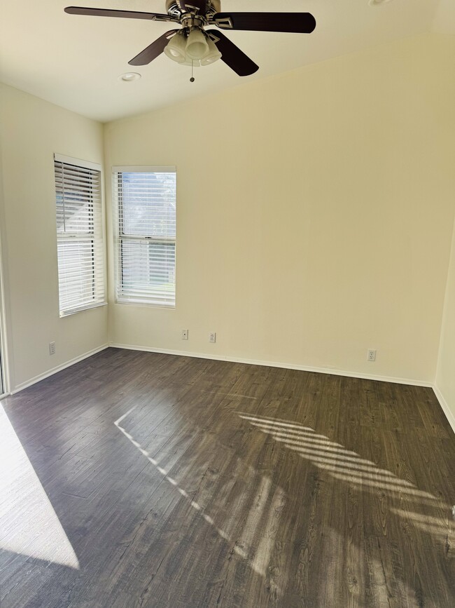 Building Photo - 3211 E Menadota Dr