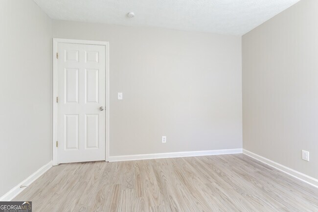 Building Photo - 852 New England Ct