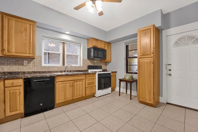 Building Photo - 5015 W Montrose Ave