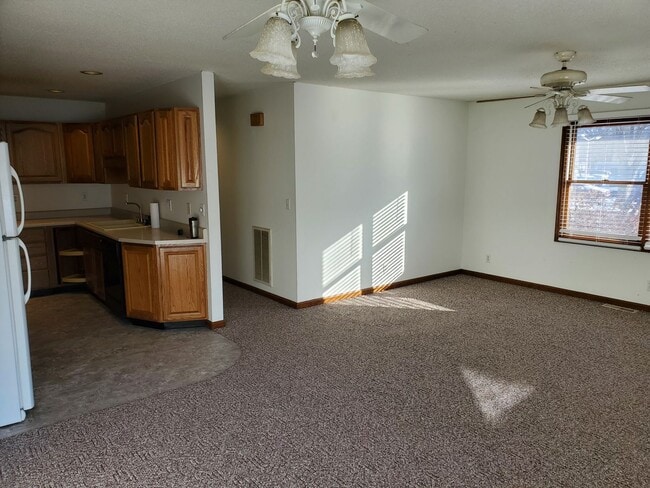 Building Photo - 2 bedroom duplex with 2 car attached garage!