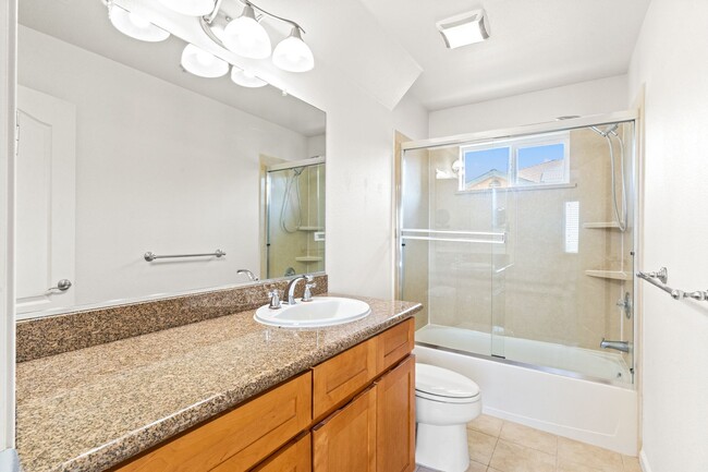 Building Photo - Spacious 2 Bed, 2.5 Bath Townhouse in Gate...