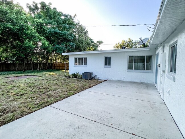 Building Photo - Wonderful 3/1 Home In Audubon Park! Must See!