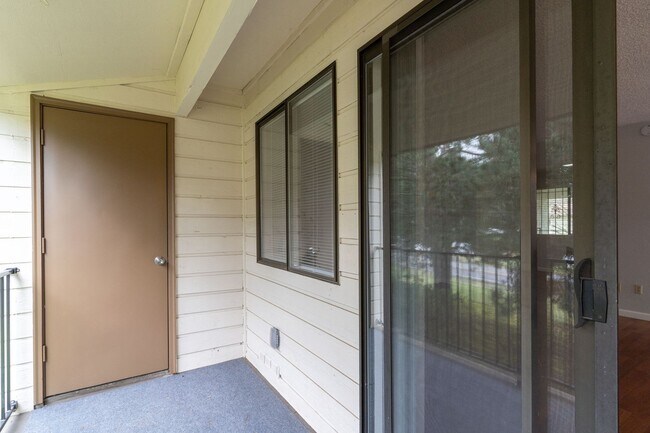 Building Photo - SPACIOUS 3 BEDROOM CONDO! CONVENIENT LOCATION!