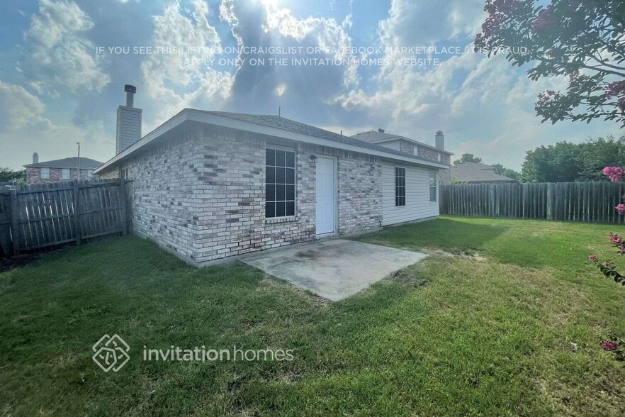 Building Photo - 2940 Marco Dr