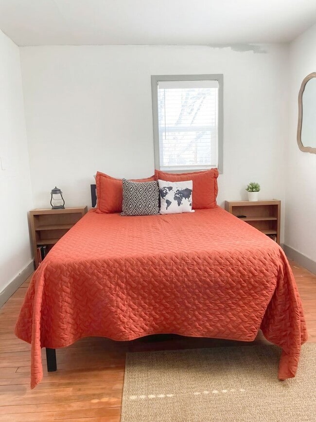 Building Photo - Charming & Cozy 3BR Retreat with Modern Touches in Quiet Des Moines Neighborhood