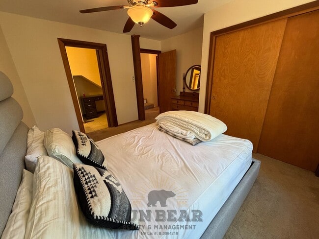 Building Photo - 2 Bedroom Duplex in Tyrolia! Summer pool!