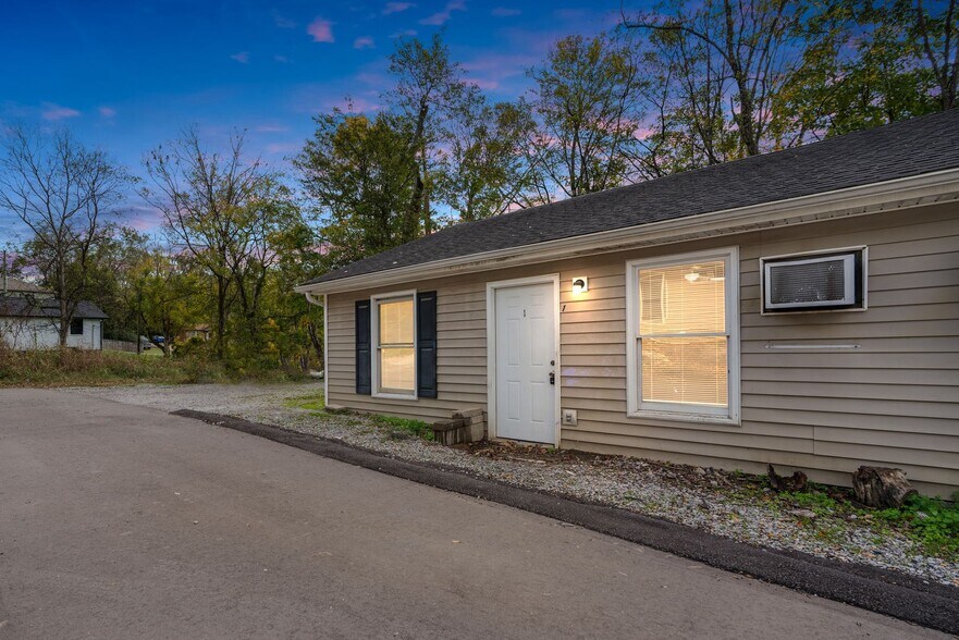 Building Photo - 185 Oak St