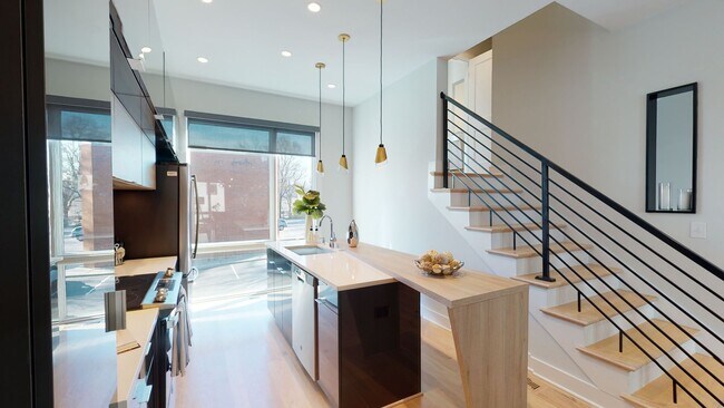 Building Photo - Modern Townhome with Roof Terrace in Dilworth Neighborhood Charlotte NC