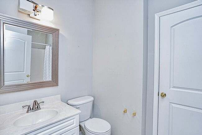 Building Photo - 105 Woodside Cir