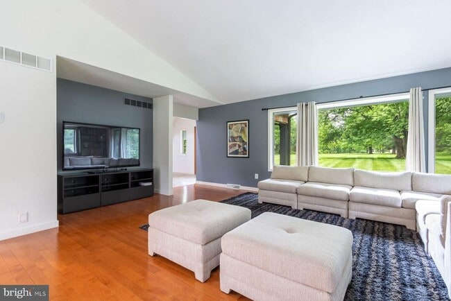 Building Photo - 125 Edison Furlong Rd