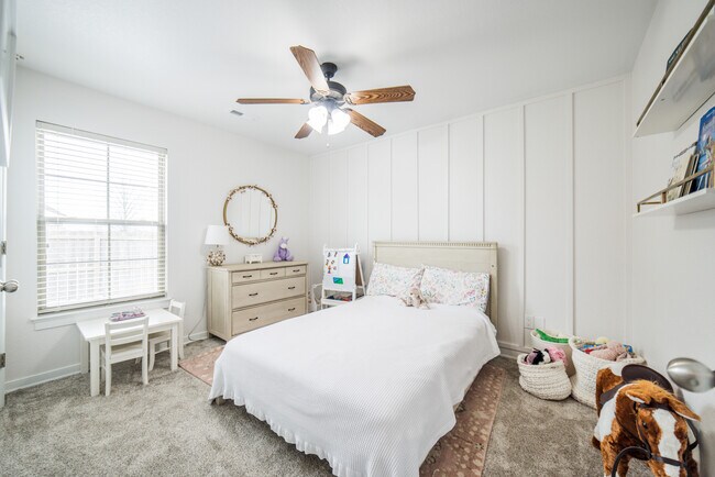 Building Photo - 3960 W Mountain View Dr