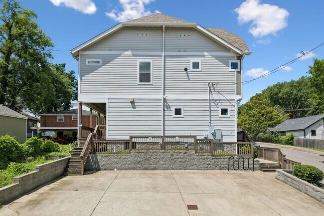 Building Photo - 906 Smiley St