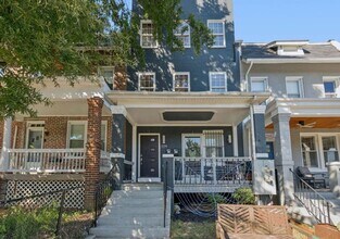 Building Photo - Large Sunny Eckington Three Bed/Three Bath Interior Rowhouse Condo Home