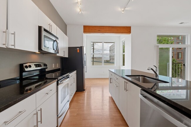 Building Photo - Gorgeous Downtown Durham 2bd/2ba Condo Ava...