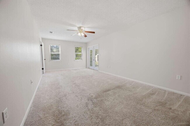 Building Photo - 157 Country Club Rd