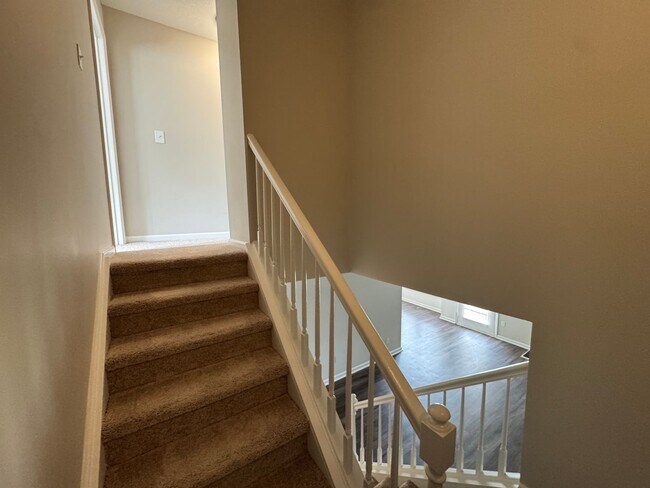 Building Photo - Gorgeous Three Bedroom Home!