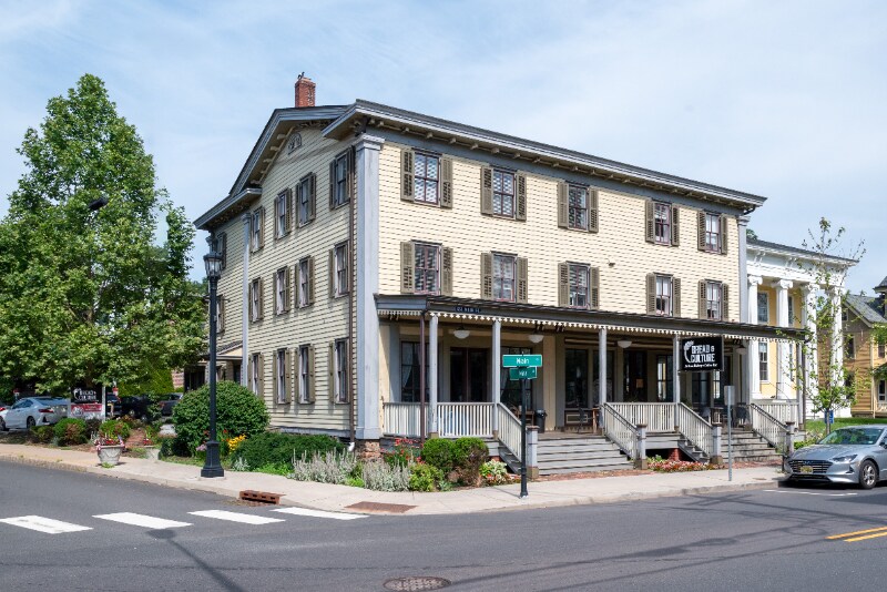 Building Photo - 123 Main St