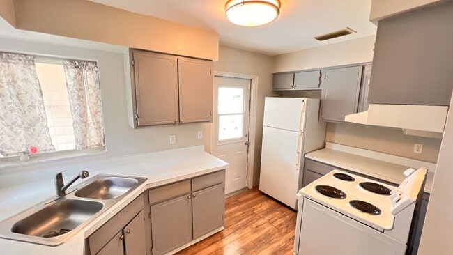 Building Photo - Lovely 2 Bedroom + Bonus Room, 1 Bathroom ...