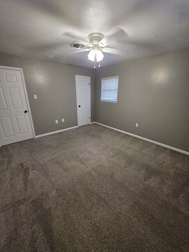 Building Photo - 3 bed 2 bath home with 2 car garage!
