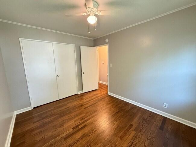 Building Photo - Near the University 2 bedroom Duplex With Private yard