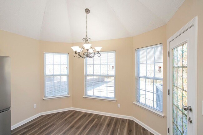 Building Photo - 3 Bed w/Bonus, Large Yard in Sought After ...