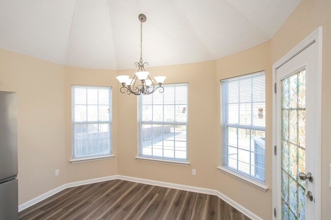 Building Photo - 3 Bed w/Bonus, Large Yard in Sought After Franklin Location!