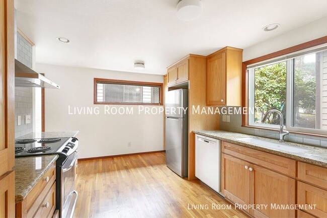 Building Photo - Spacious & Stylish Townhome in Desirable V...