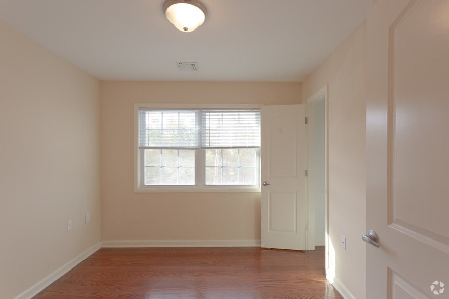 Bedroom - Affordable Luxury In the Heart of Avenel !