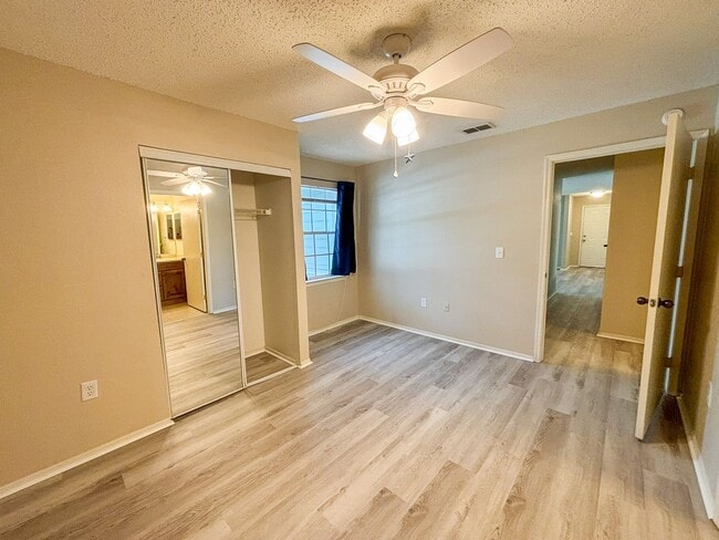 Building Photo - Windsor Park #523 - Pet Friendly!