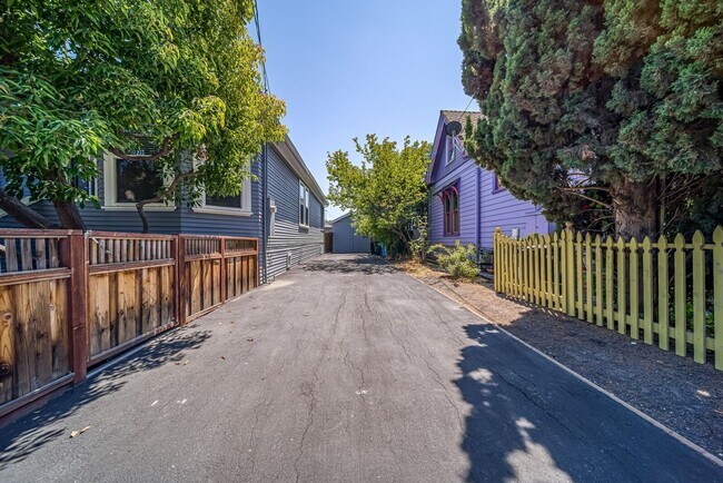 Building Photo - 734 Cassia St