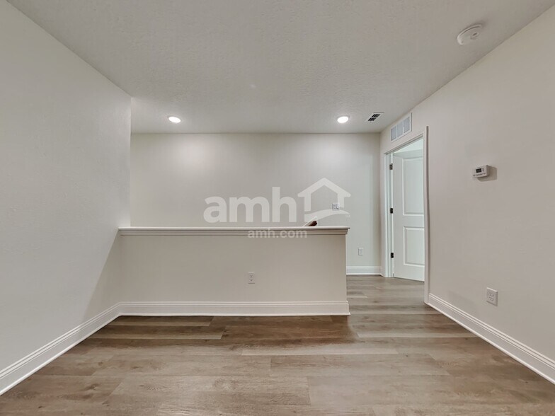 Building Photo - 11667 Hillside Dr