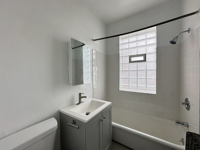 Building Photo - 2432 N Linden Pl