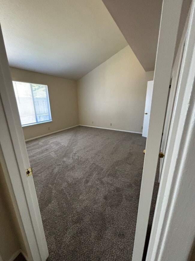 Building Photo - Spacious 4-Bedroom Home with Community Poo...