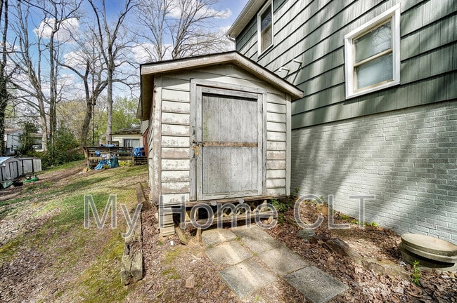 Building Photo - 717 Forest Dr